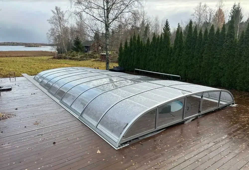 Nivo Kit Poolüberdachung – geschwungene Form, silberfarbener Rahmen, Polycarbonatpaneele, Holzterrasse